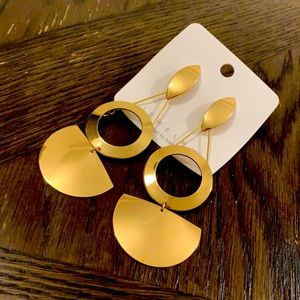 ✨ Beautiful gold lightweight earrings✨